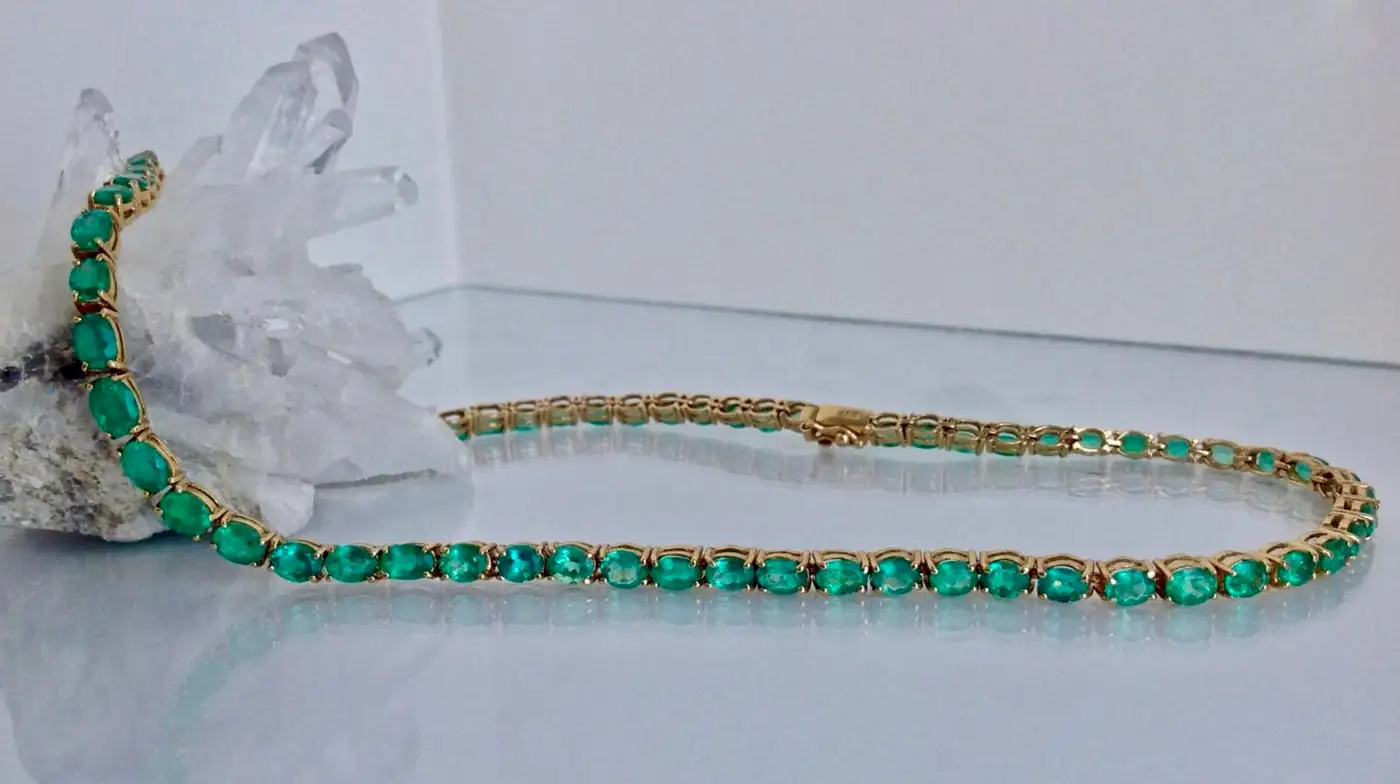 25-Carat-Natural-Oval-Colombian-Emerald-Necklace-18-Karat-Yellow-Gold-9.webp