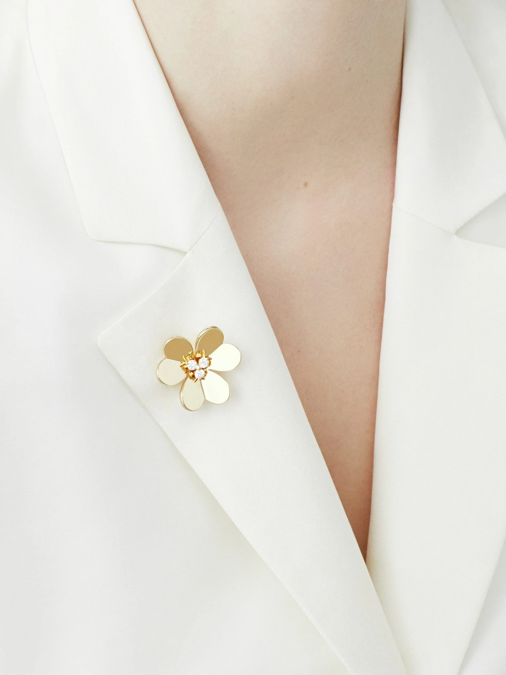 Frivole-clip-pendant-very-large-model-8.webp